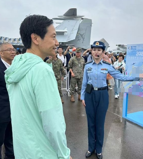 雷军出现在珠海航展，并且登上运-20参观。

雷军下一步是不是要打算做飞行汽车或
