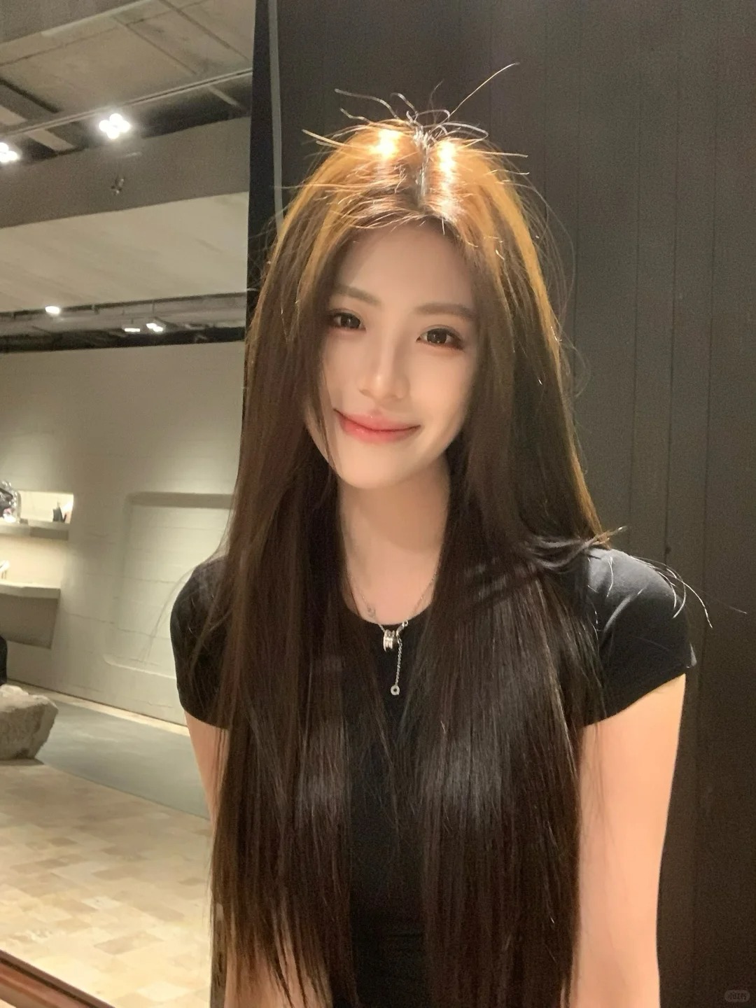 心简单 世界就简单
大家一直问的发色是偏青的冷棕色
头发没有拉直软化过（细软发质