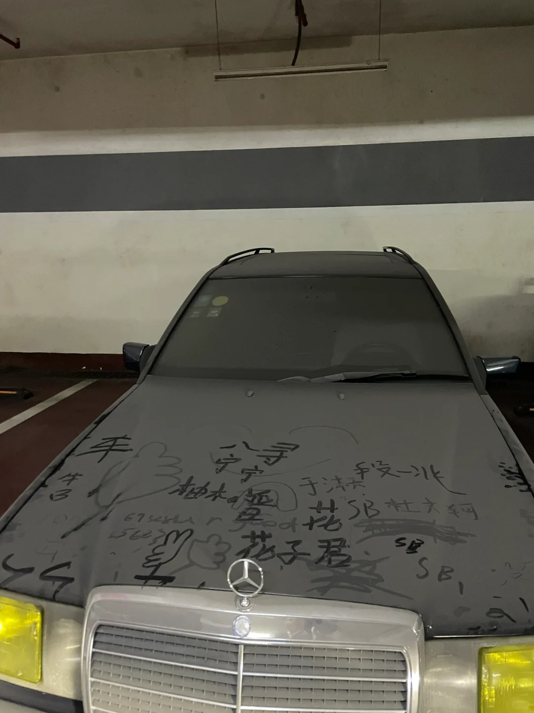 这种在机盖上写字的人？我能报警抓人吗？
因为最近一直在国外 我的老BABY 就一
