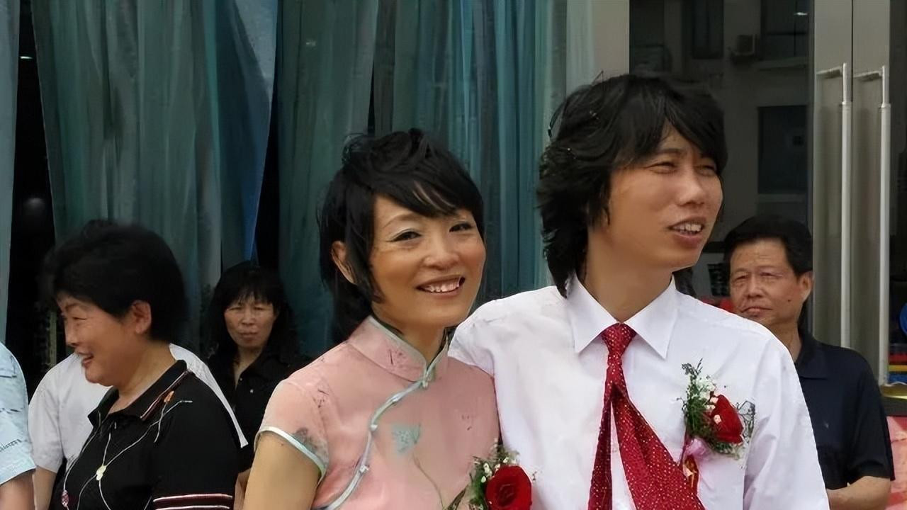 2009年，悲情歌后新婚100天跳楼，死后两任丈夫状告其母亲