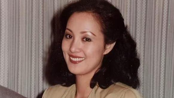 隐忍43年熬死花心丈夫，独揽70亿家产，港星何莉莉教科书式斗小三