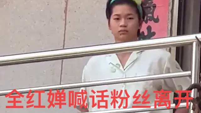 全红婵回家：给奶奶1万现金，副市长陪同，现场人山人海像过年