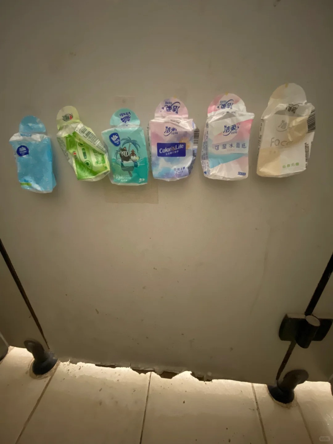 女厕所里的神秘组织
教学楼里女厕所门板上贴了一排用完的纸巾袋，感觉是神奇的神秘组