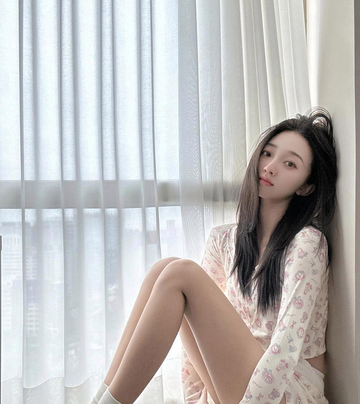 没人陪我聊天好无聊啊，没人相伴的日子，寂寞又无聊，啥都不想干，只能宅在家里懒懒的