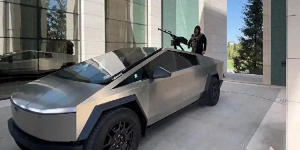 马斯克远程关闭了小卡德罗夫的特斯拉赛博皮卡（Cybertruck），小卡德罗夫郁