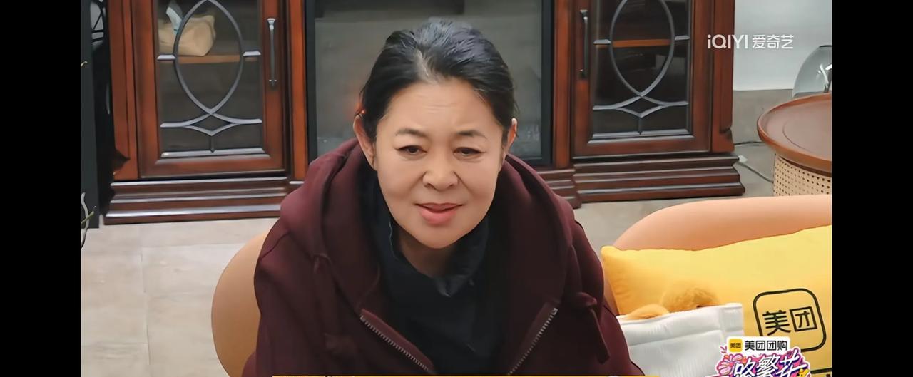 没想到德高望重的倪萍老师，也会在背后蛐蛐人呐！
刘晓庆不知道什么原因迟到了，整个