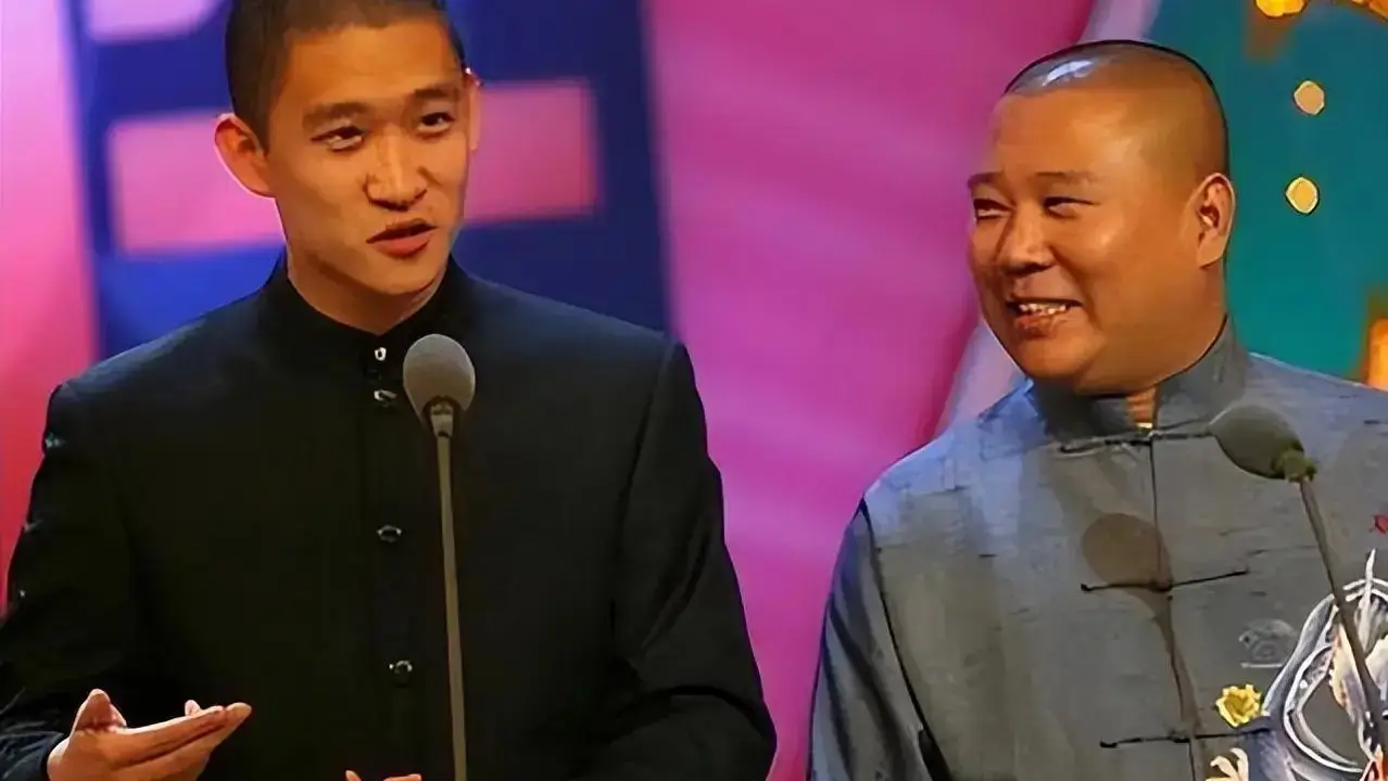 郭德纲在春晚门口和曹云金相遇，曹云金朝郭德纲走来，但郭德纲却上车关了门，把曹云金