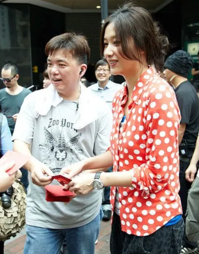 我就喜欢徐静蕾的随性，不浓妆艳抹、无拘无束、穿搭简捷明快、做事简单干练，而且演戏
