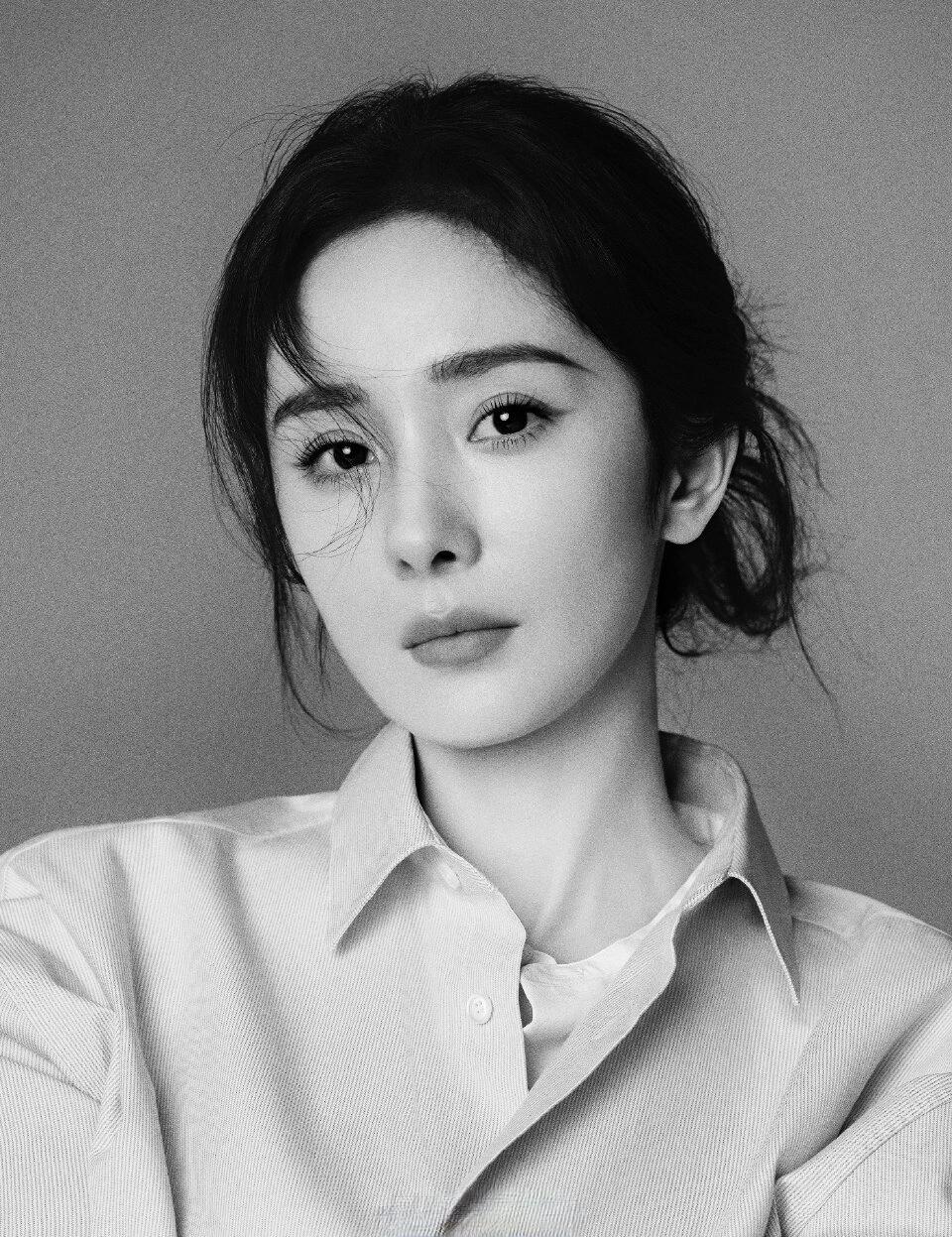 杨幂：复古风情与女强人风范的“完美融合”