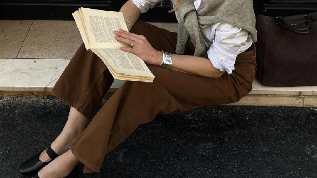 果然今秋的巧克力棕色系高级显气色，时尚名人都在穿，温柔时尚，尽显好气质