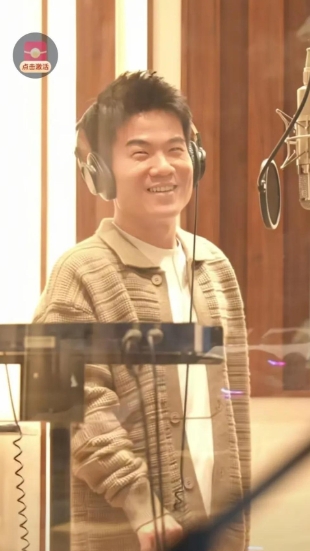 董宇辉最近在分享春节趣事时，提到自己参加了演艺圈长辈的饭局。酒桌上不仅坐着张嘉译
