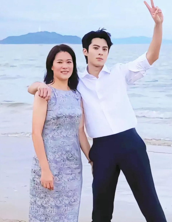 王鹤棣和妈妈海边散步，高颜值妈妈生出了帅气儿子

演员王鹤棣被拍到与妈妈在海边散