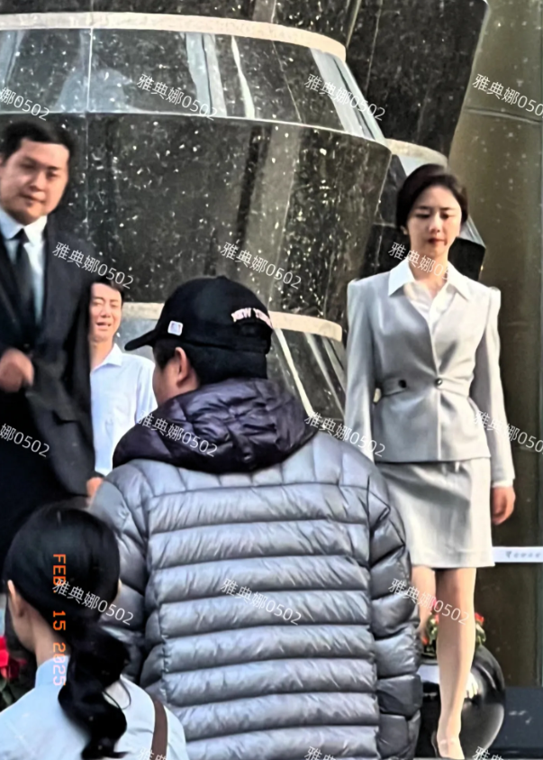 谭松韵本人好幻灭啊，又矮又瘦又老!
真人能看出年纪，长相也一般算不上美女，头大腿