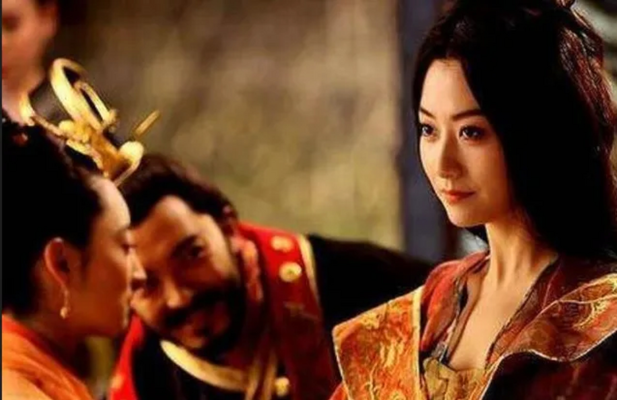 1428年，胡皇后给朱祁钰办满月酒。眼看着皇上要来了，胡皇后突然发现皇上已经出现