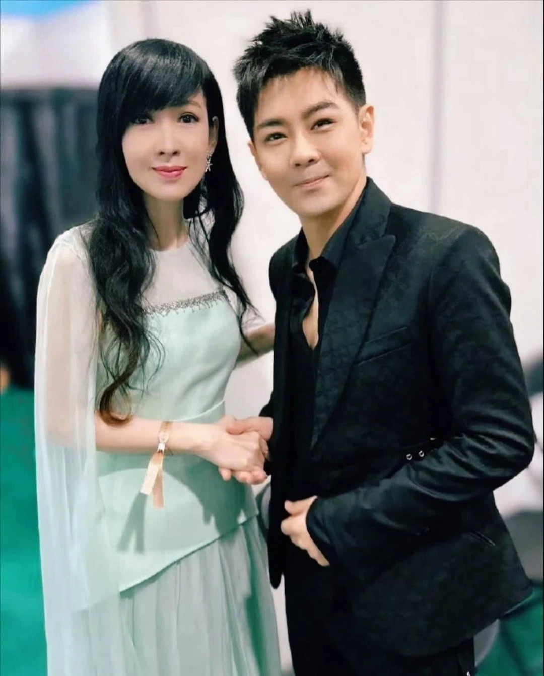 林志颖周慧敏最新合照，依旧年轻宛如18