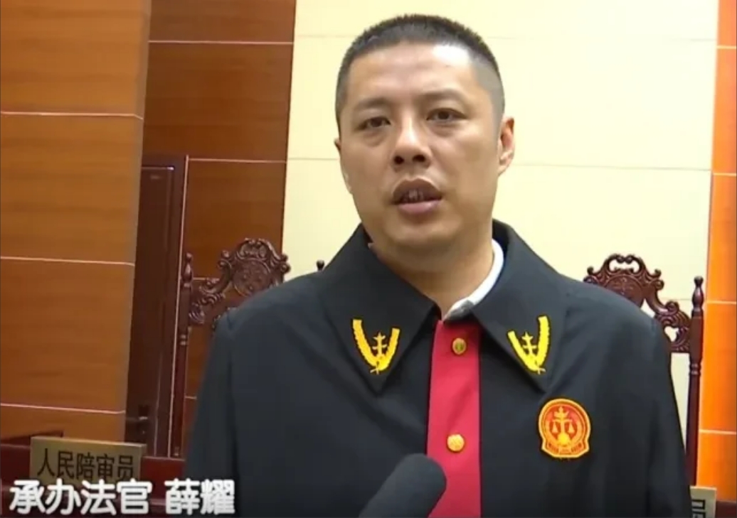 江苏无锡，一老人从30岁就开始独居，从未听说有妻子儿女，老人年迈多病时，便由居委