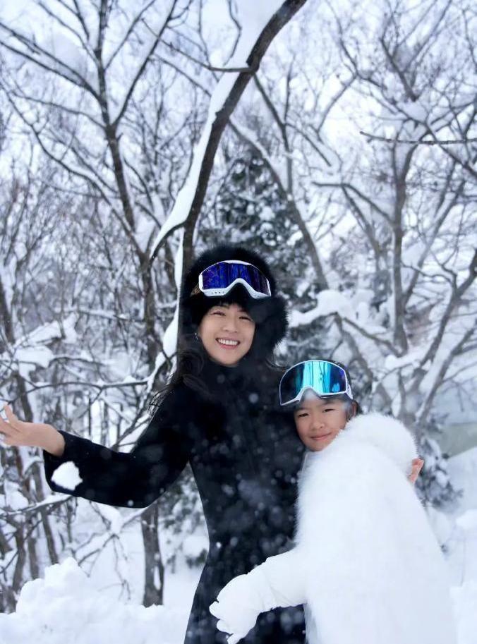 章子怡带女儿醒醒日本度假的雪地写真曝光！
全网都在讨论一个问题：9岁萌娃怎么和妈