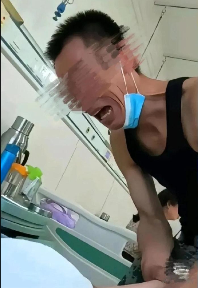 四川的一家医院里，无力承担医药费的父亲，心如刀割般拔掉了儿子的氧气管，儿子突然喊