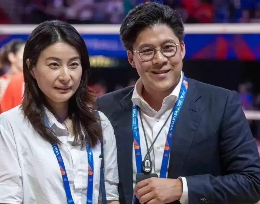 霍启刚贴心举动：为郭晶晶和粉丝拍照留念