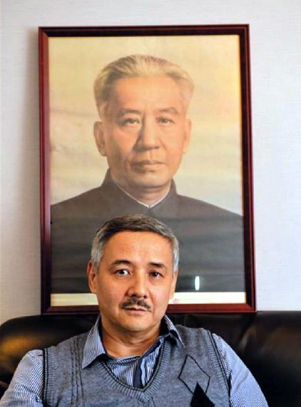 刘维宁坐在祖父的画像前。祖孙俩相貌神似。刘维宁与祖父只见过一次面，但他对祖父印象