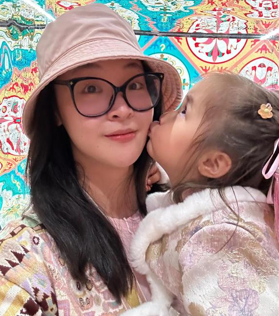惠若琪曾是中国女排的璀璨明星，为国家荣誉拼搏。退役后的她回归生活。近日，她晒出和