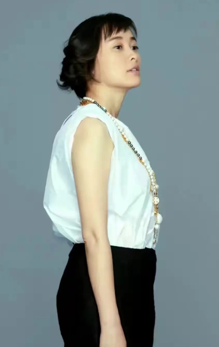 这位身材走形痈肿，腚大腰圆，水桶腰大肚腩，演技精湛的女演员，不陌生吧，认出是谁了