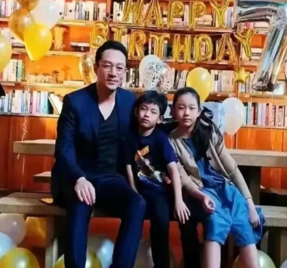 这场拉锯战的核心已经从抚养费升级到6亿遗产分配和监护权争夺!

S家表面上松口让