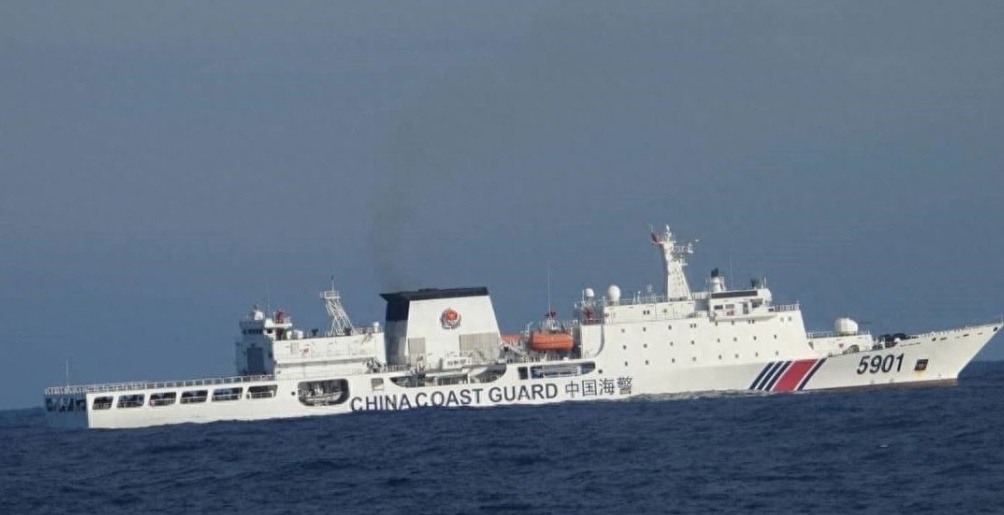 新加坡联合早报今日报道：“菲律宾通报，中国‘怪兽’海警船再次出现专属经济区内，促