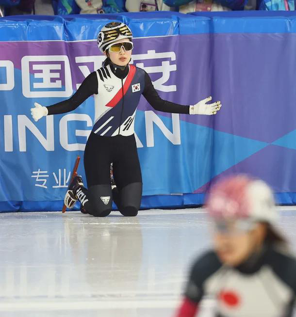  
 
韩国短道速滑队在亚冬会上演了戏剧性场面。虽然以6枚金牌力压东道主中国队，