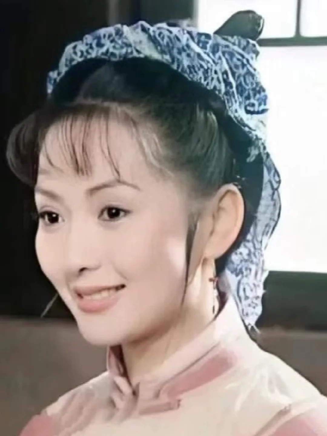 父亲殉职，哥哥离世，男友为她扫墓23年？
可否还记得《还珠格格2》中的“香妃”，