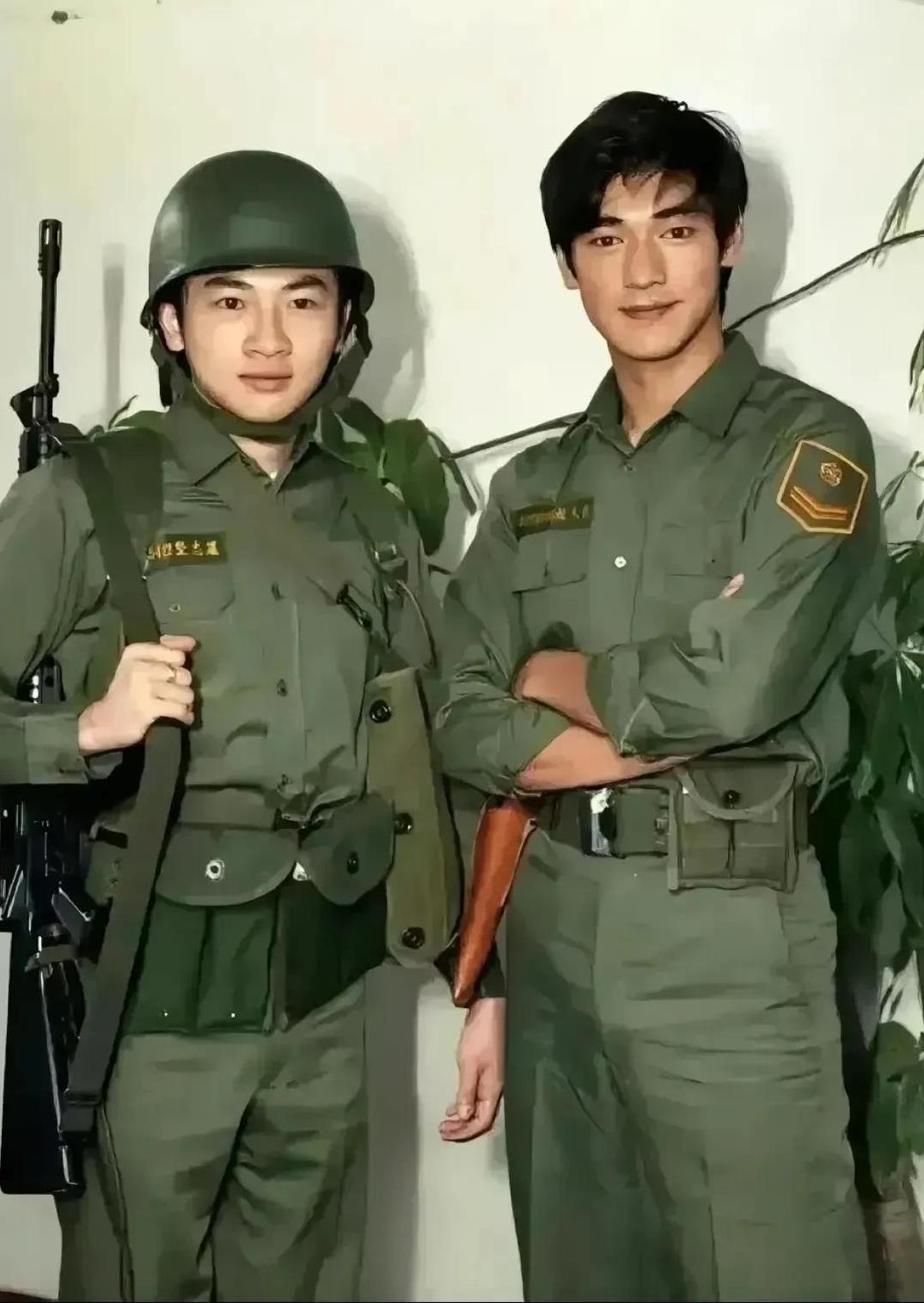 这是苏有朋和金城武在部队的合影。
金城武，1973年，身高1米8，
苏有朋，