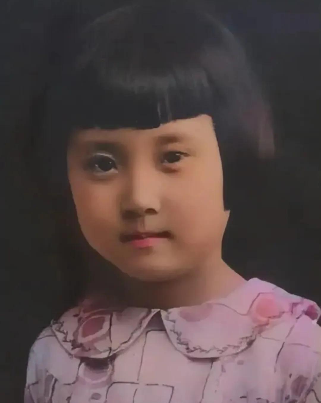 这张摄于1925年的珍贵照片，捕捉了一位小女孩纯真无邪的瞬间，她以一种超越年龄的