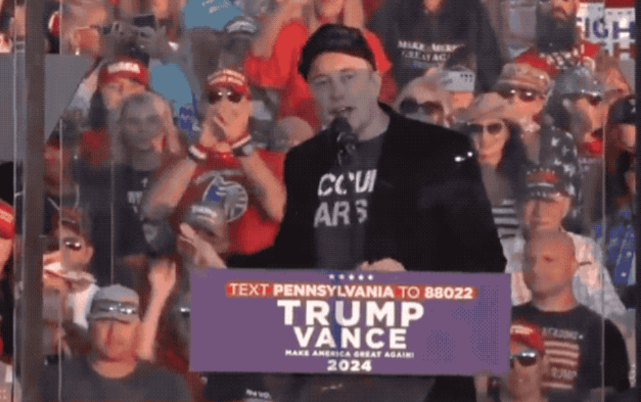 马斯克首次公开亮相特朗普演讲：盛赞特朗普才是真正美国勇士！10月5日，特朗普在美