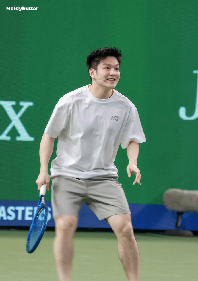 感觉东哥很适合白绿色，显得又白又嫩还有活力上次踢足球也是