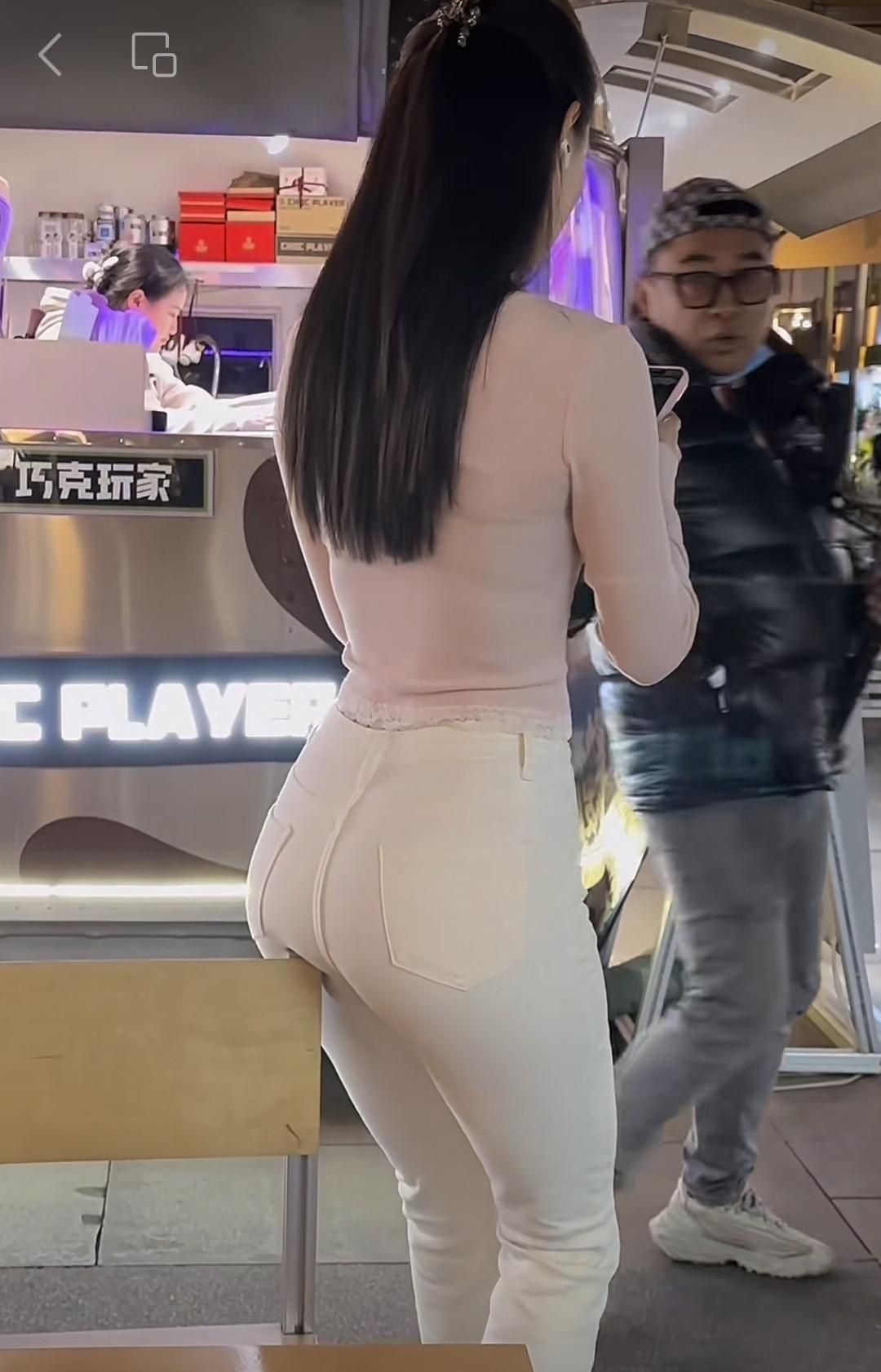 美女这是在用桌子想表达什么吗