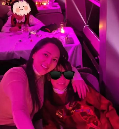 伊能静与儿子恩利的甜蜜时刻。妈妈全程配合，甚至还满满溢出的爱。伊能静的小作文朴实