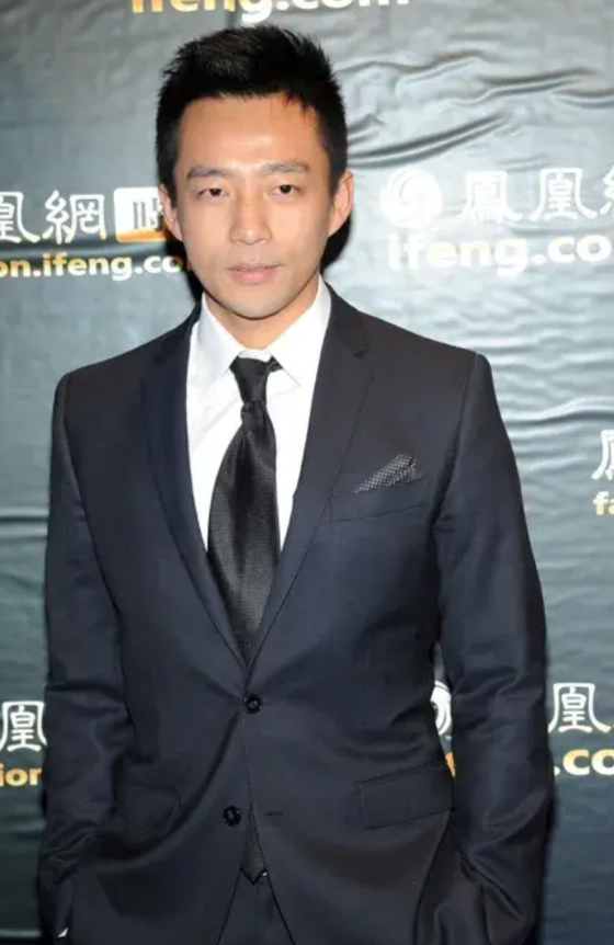圈内人：汪小菲一定深爱着

越来越看不懂汪小菲了，
你说他爱大 S 吧，离婚时他