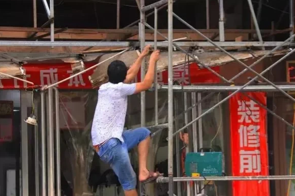 北京，男子的饭店正在装修，突然跑进一名路人，捂着肚子神情痛苦，说是憋不住了，想要