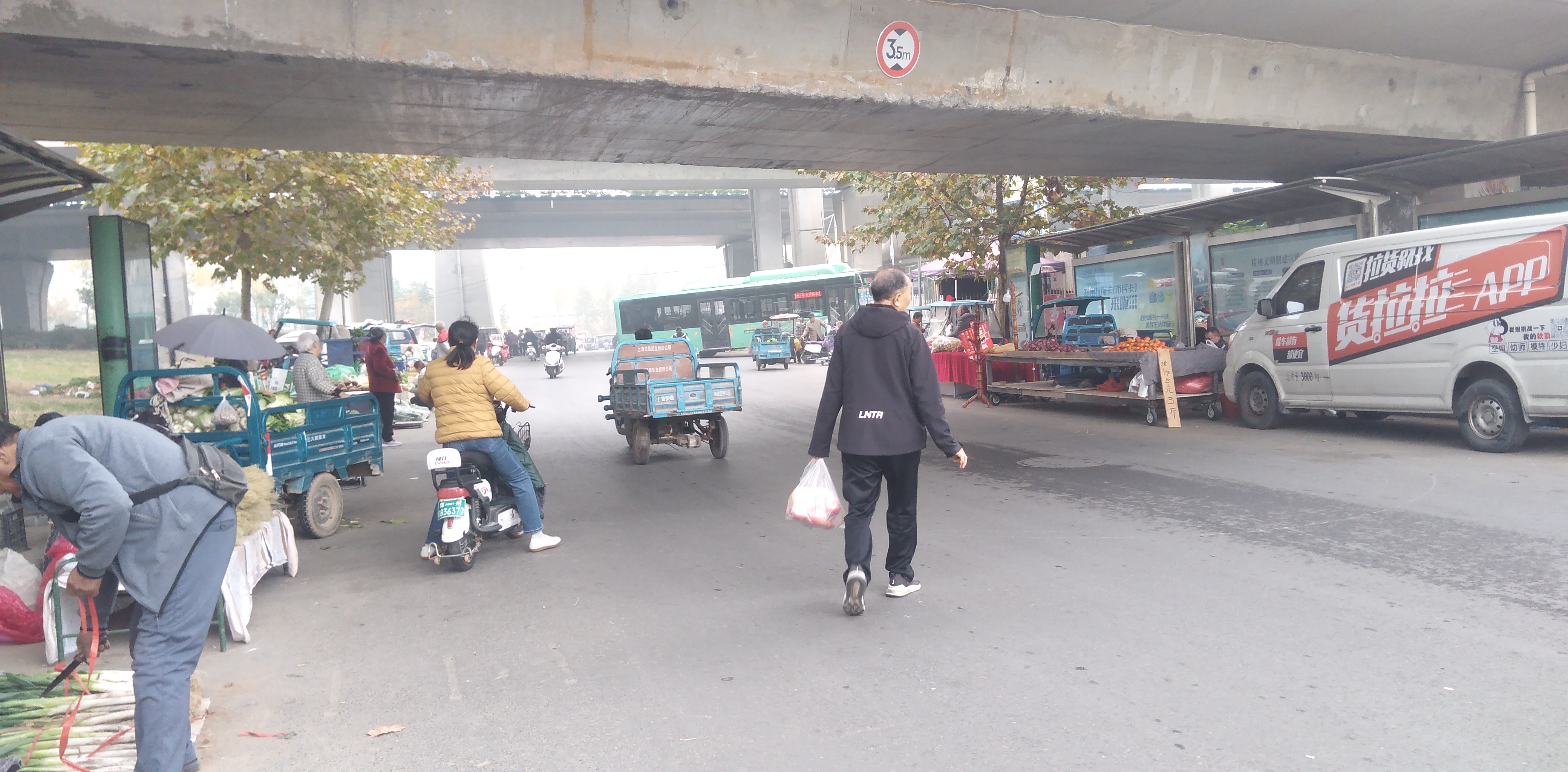 郑州立交桥下的人间烟火气
