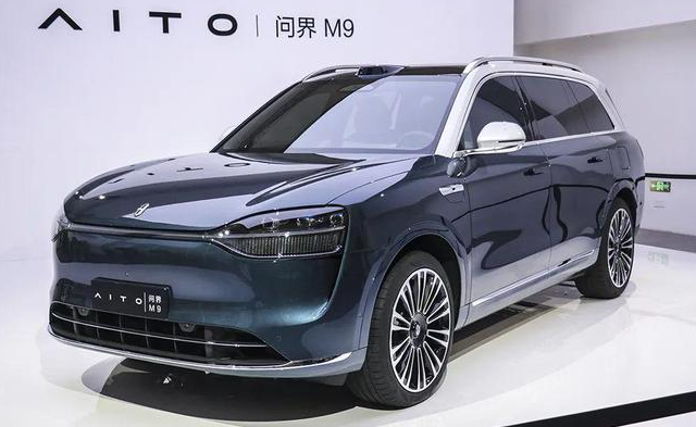 问界M9和宝马X5，你会选哪一款？
支持问界M9的网友会说:
问界M9代表的是未
