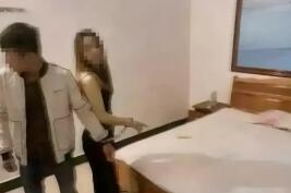 重庆，一男子和朋友入住酒店后，朋友通过门口的小卡片，以800元的价格，约了两名女