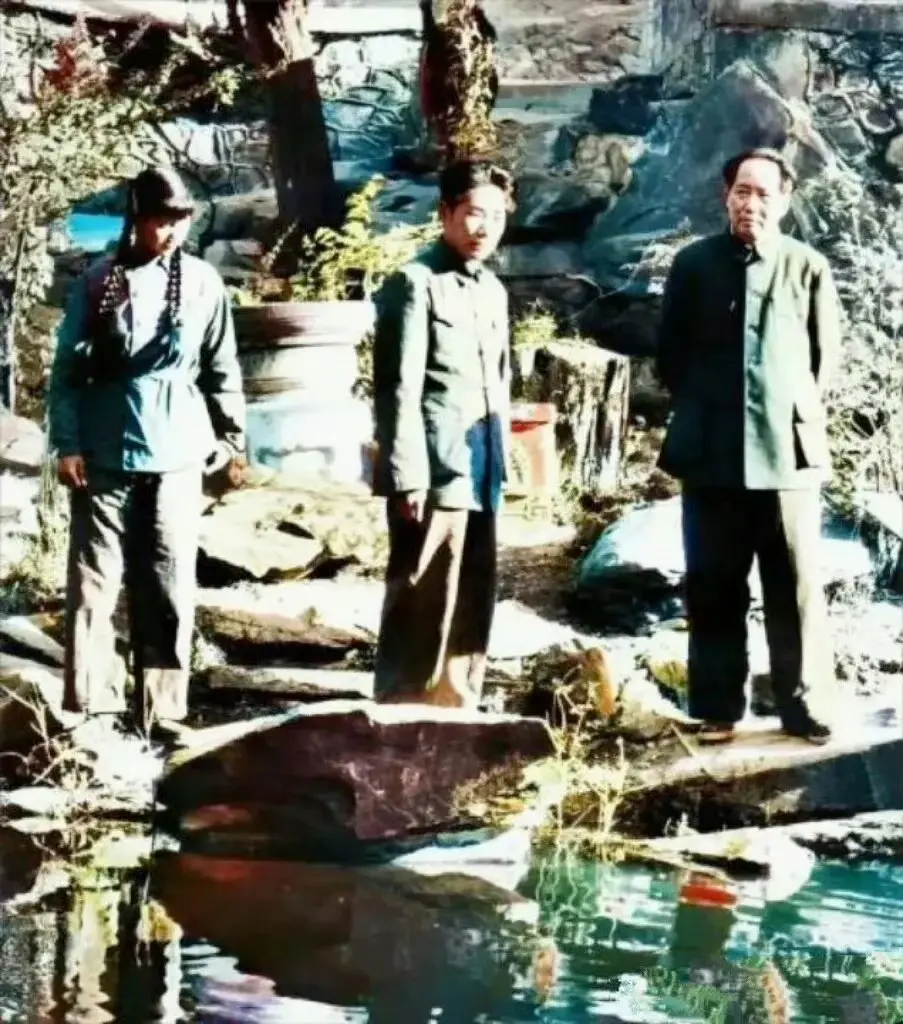 伟人一家三口的合影，很多人没见过这张照片。
