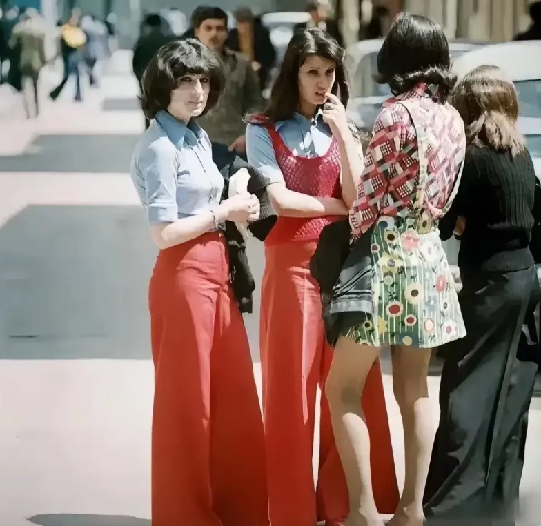 发现一张叙利亚70年代的街头随拍

里面所折射出来的信息让人震惊，70年代的叙利