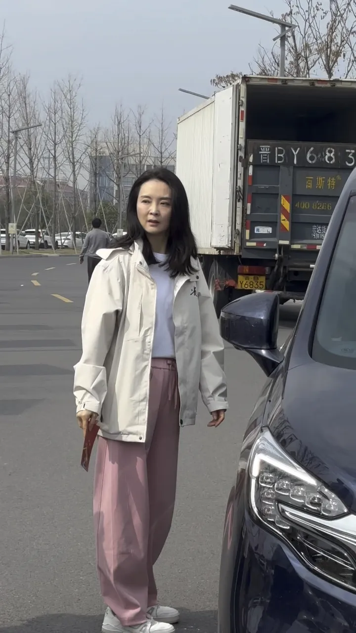 离开了美颜，晴格格也打回原形！
她的变化真的让人大吃一惊！
真的差点认不出来了
