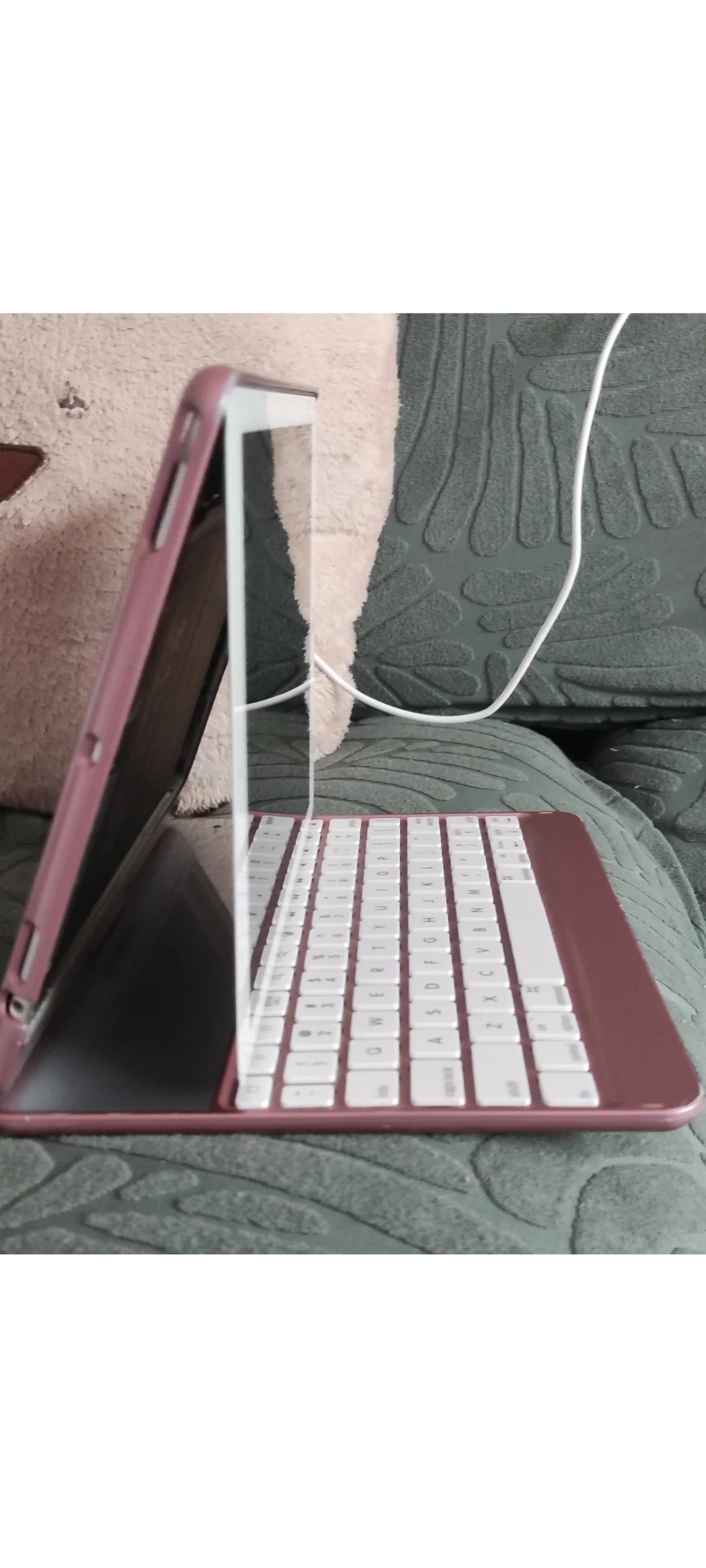 充电中的ipad 吓鼠了
这是什么情况啊
平板分离了
竟然还能显示 还能触屏？
