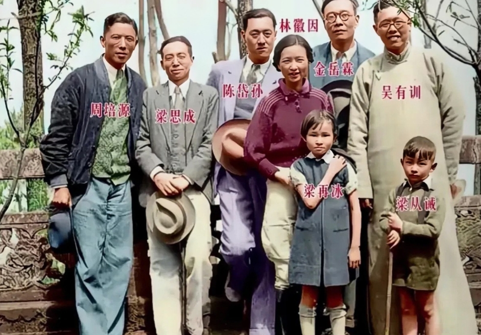 一如既往的金岳霖，一如既往的护花使者。1938年，昆明，林徽因带着丈夫和两个孩子
