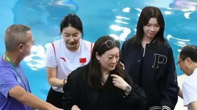 看得出来梁锦松的基因很好，一家五口的合照，没想到伏明霞最显老