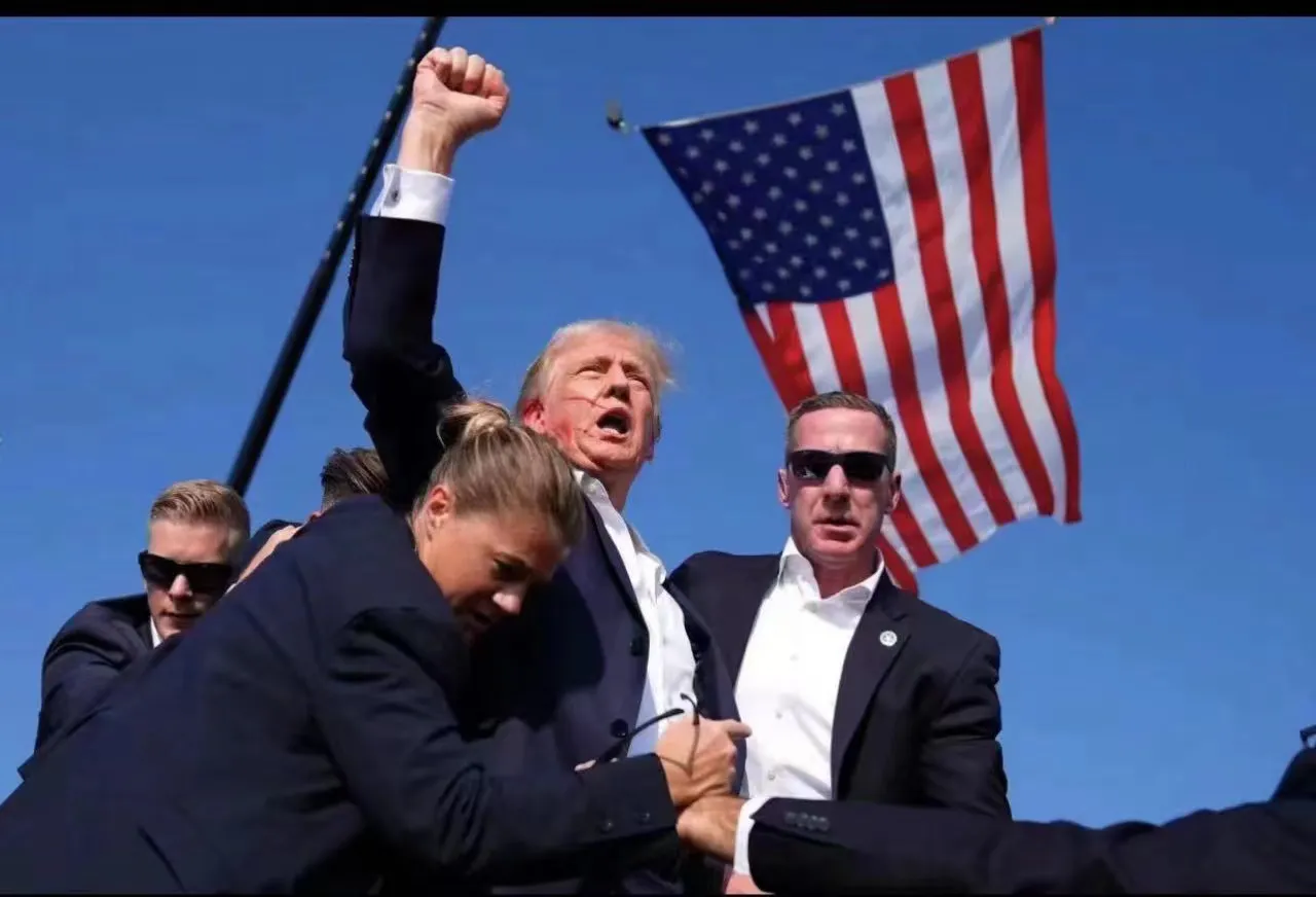 特朗普被袭击事件，有可能是他的自导自演。第一点，袭击者一不近距离枪击，也不远距离