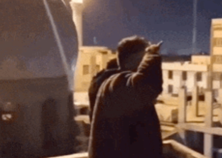 伊朗人拍摄整活视频，以色列战机到底在哪里？炸弹在哪里？折腾一晚上，就这么一点本事