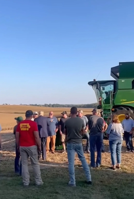 为选票拼了，特朗普走入田间地头拉票。为迎接特朗普的到来，被他接见，田间地头的农民